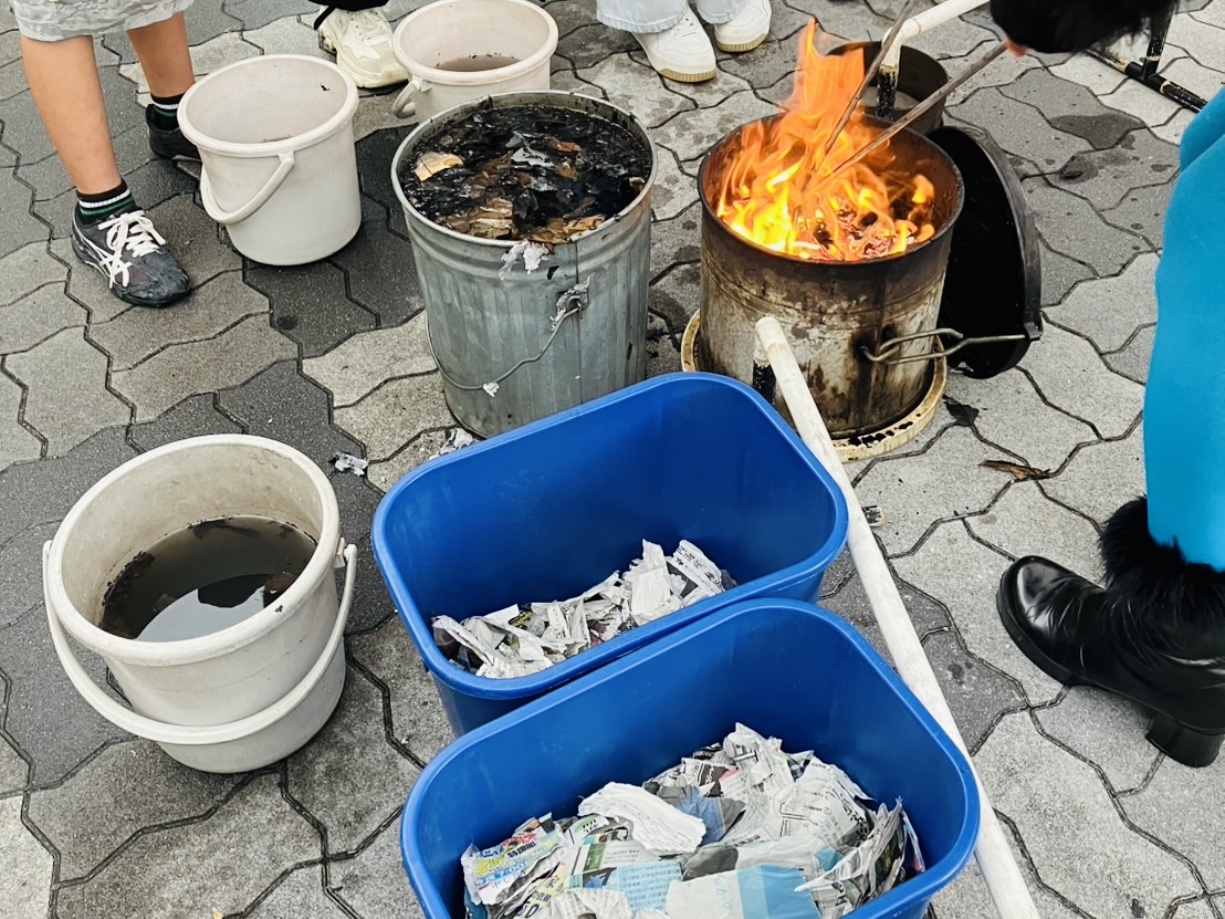 「ちょちょヴァナ2025・秋」の1回目が天下茶屋駅前で開催され、焼き物の色付けと抹茶のお点前で賑わいました。2回目は11/8に旧今宮小学校で開催されます