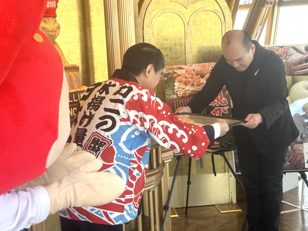 【大阪市浪速区】“爪天閣”にカニ到来！ 11/20、鳥取県知事が特大松葉ガニを通天閣のビリケンさんへ奉納、企業版ふるさと納税の感謝状も手渡し