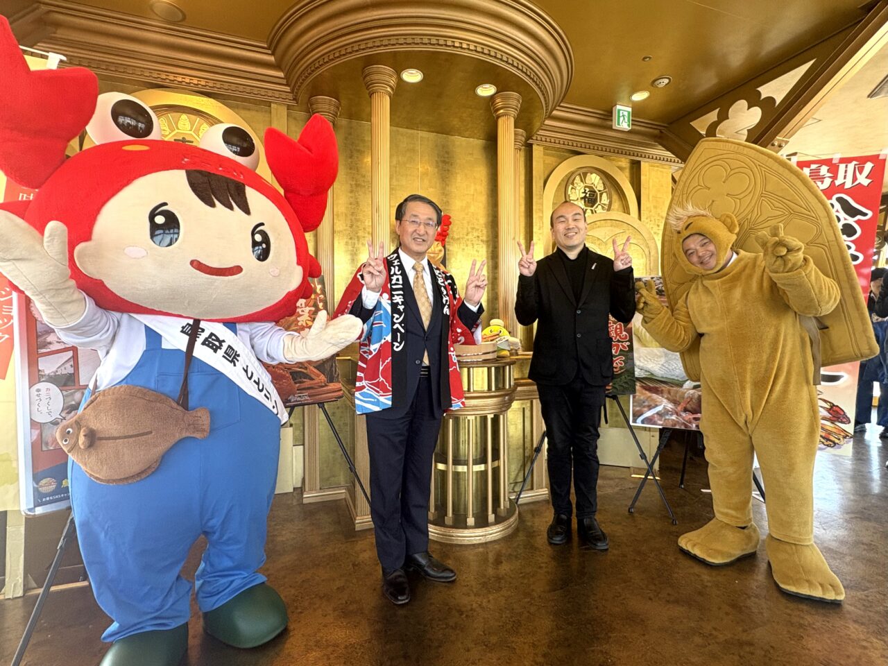 “爪天閣”にカニ到来！ 11/20、鳥取県知事が特大松葉ガニを通天閣のビリケンさんへ奉納、企業版ふるさと納税の感謝状も手渡し
