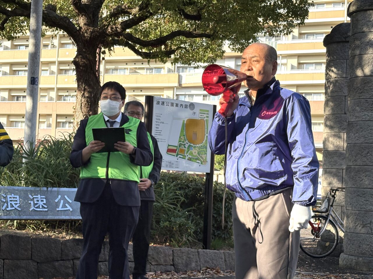 年２回恒例の関西遊商と塩草地域の人々による浪速公園の清掃活動、11/21には88人が参加。武市区長も初参加しました