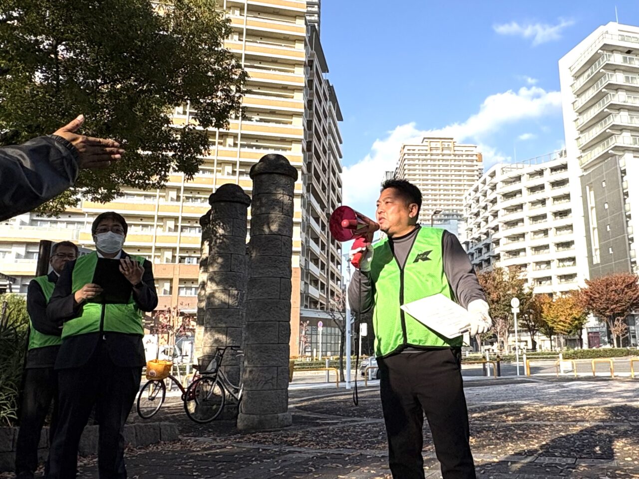 年２回恒例の関西遊商と塩草地域の人々による浪速公園の清掃活動、11/21には88人が参加。武市区長も初参加しました