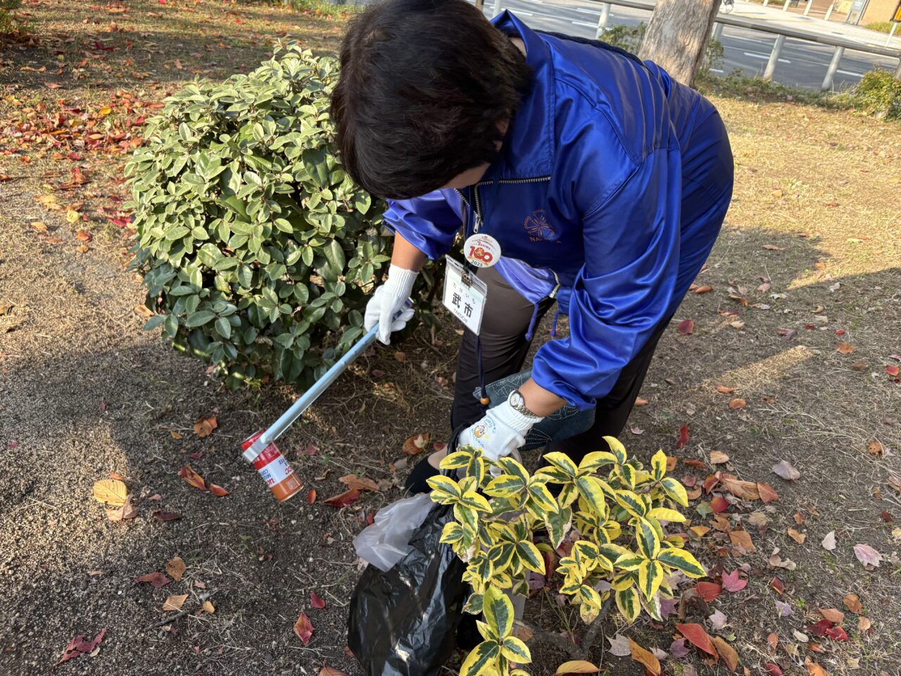 年２回恒例の関西遊商と塩草地域の人々による浪速公園の清掃活動、11/21には88人が参加。武市区長も初参加しました