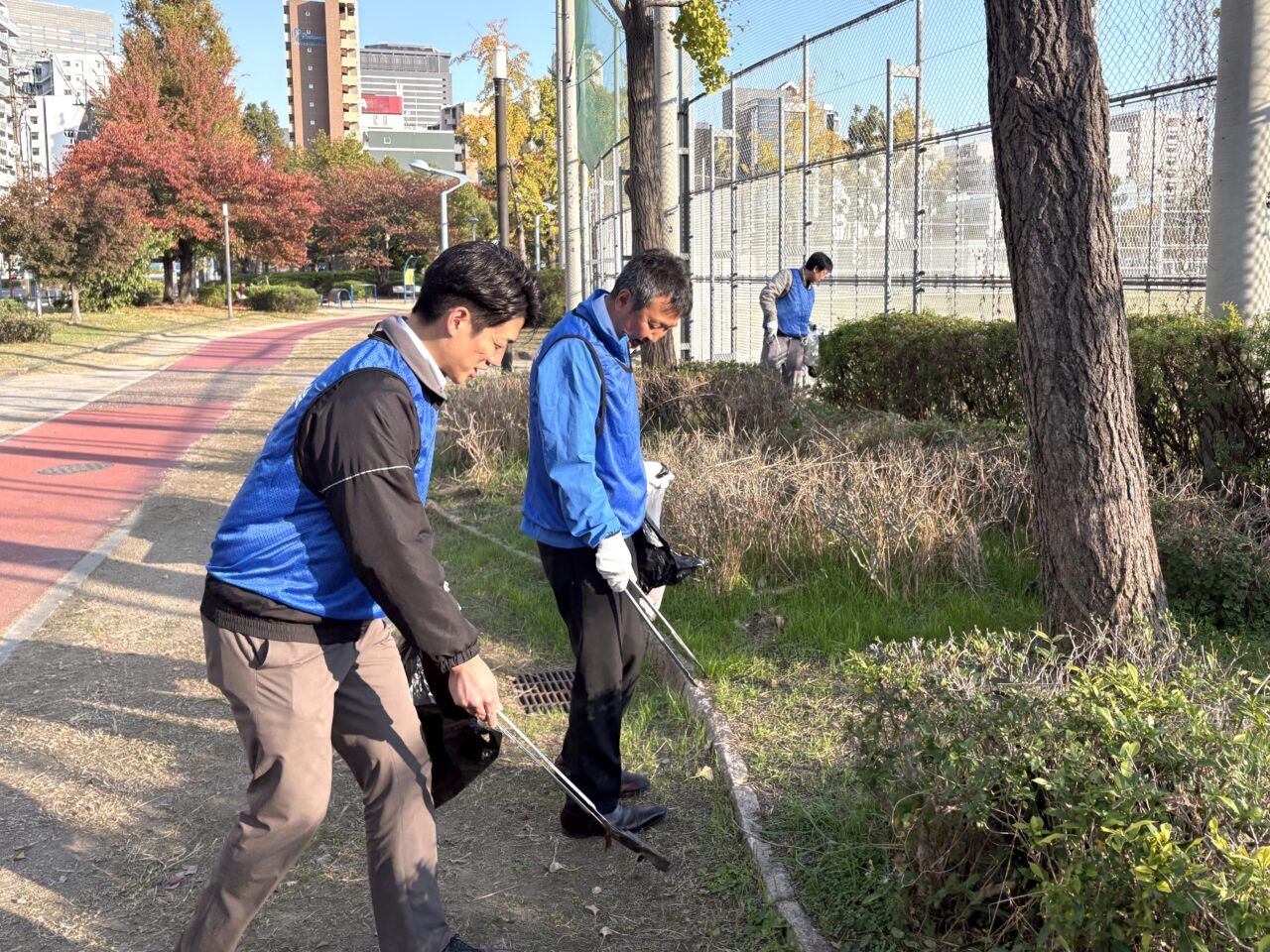 年２回恒例の関西遊商と塩草地域の人々による浪速公園の清掃活動、11/21には88人が参加。武市区長も初参加しました
