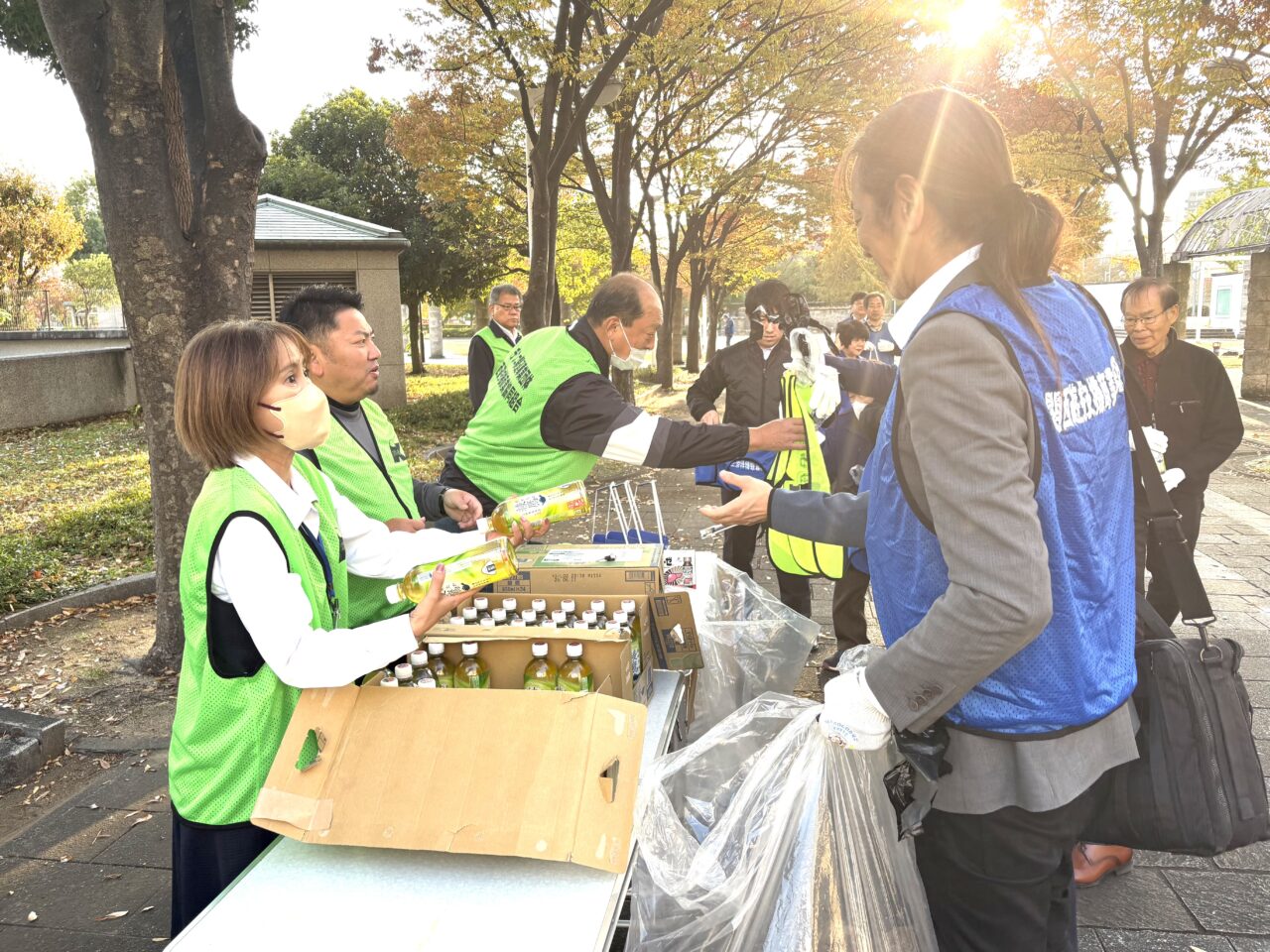 年２回恒例の関西遊商と塩草地域の人々による浪速公園の清掃活動、11/21には88人が参加。武市区長も初参加しました