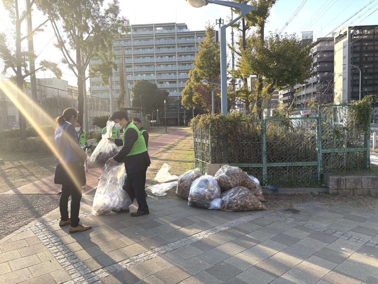 年２回恒例の関西遊商と塩草地域の人々による浪速公園の清掃活動、11/21には88人が参加。武市区長も初参加しました