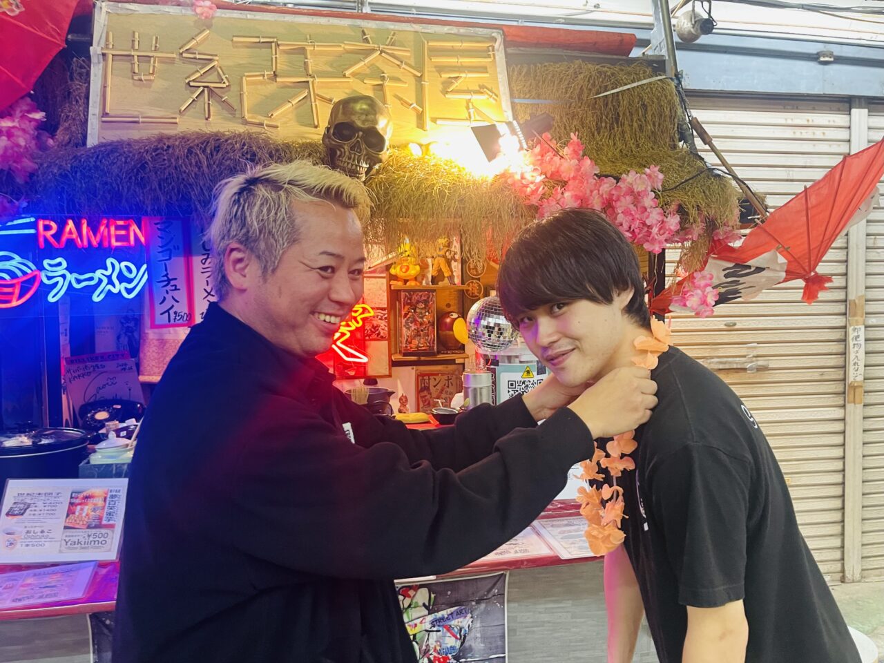 レイをかけて南国気分で食べ歩くと各屋台で特典いろいろ！ 11/15と11/16に新世界屋台街で『#人間花博’25』が開催されます