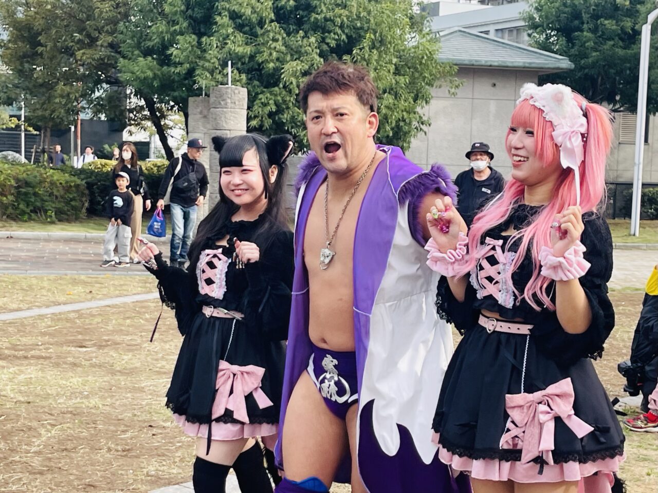 ナニワ区民まつりで「メイド喫茶体験コーナー」が今年も大盛況に！ 警察音楽隊のステージ出演やプロレス試合の選手入場にも帯同するなど注目を集めました