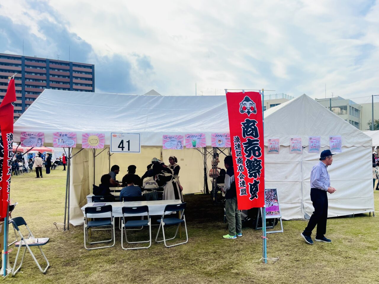 ナニワ区民まつりで「メイド喫茶体験コーナー」が今年も大盛況に！ 警察音楽隊のステージ出演やプロレス試合の選手入場にも帯同するなど注目を集めました