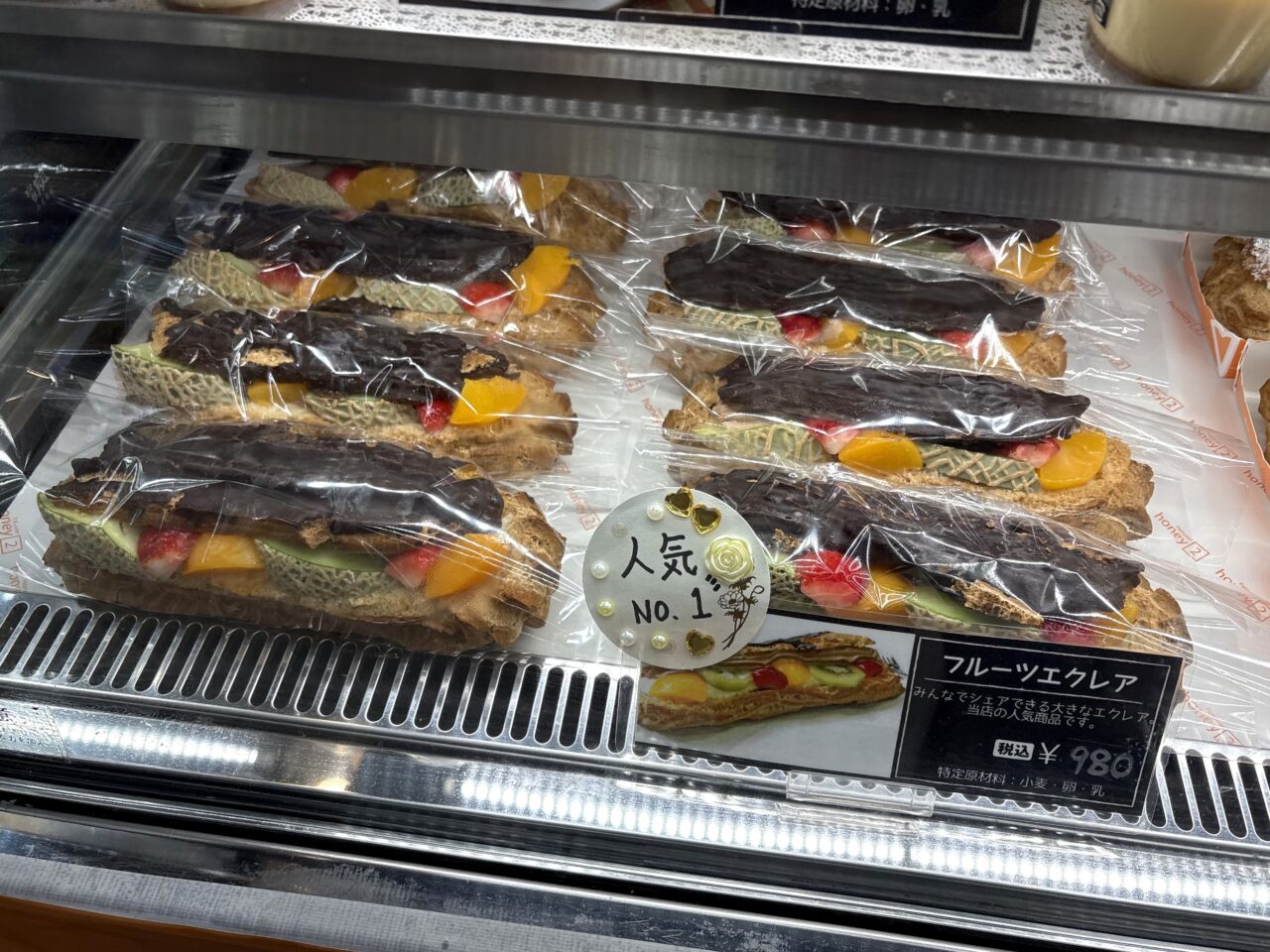 南海新今宮駅の構内で、「岡山の洋菓子店が地場のフルーツを使ったスイーツを販売中です