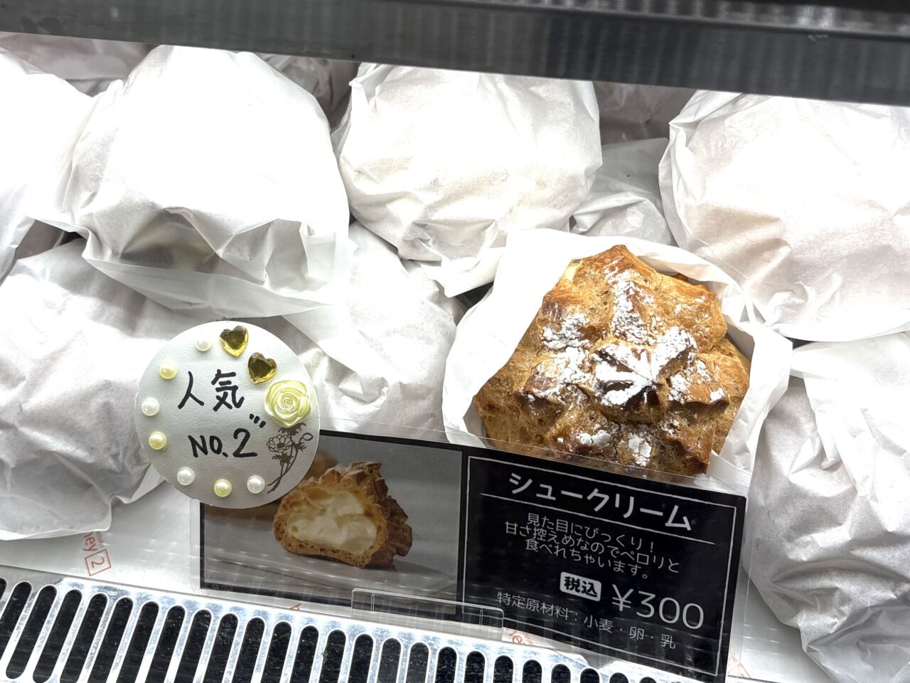 南海新今宮駅の構内で、「岡山の洋菓子店が地場のフルーツを使ったスイーツを販売中です