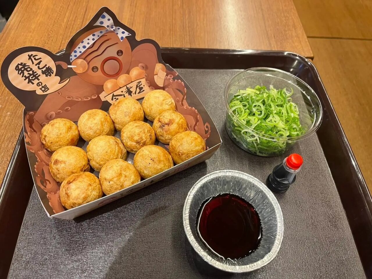 玉出発の元祖たこ焼き店の会津屋が歴史的方向転換、ついにソース解禁！ 観光客が多いユニバーサル・シティーウォーク店のみで提供中です