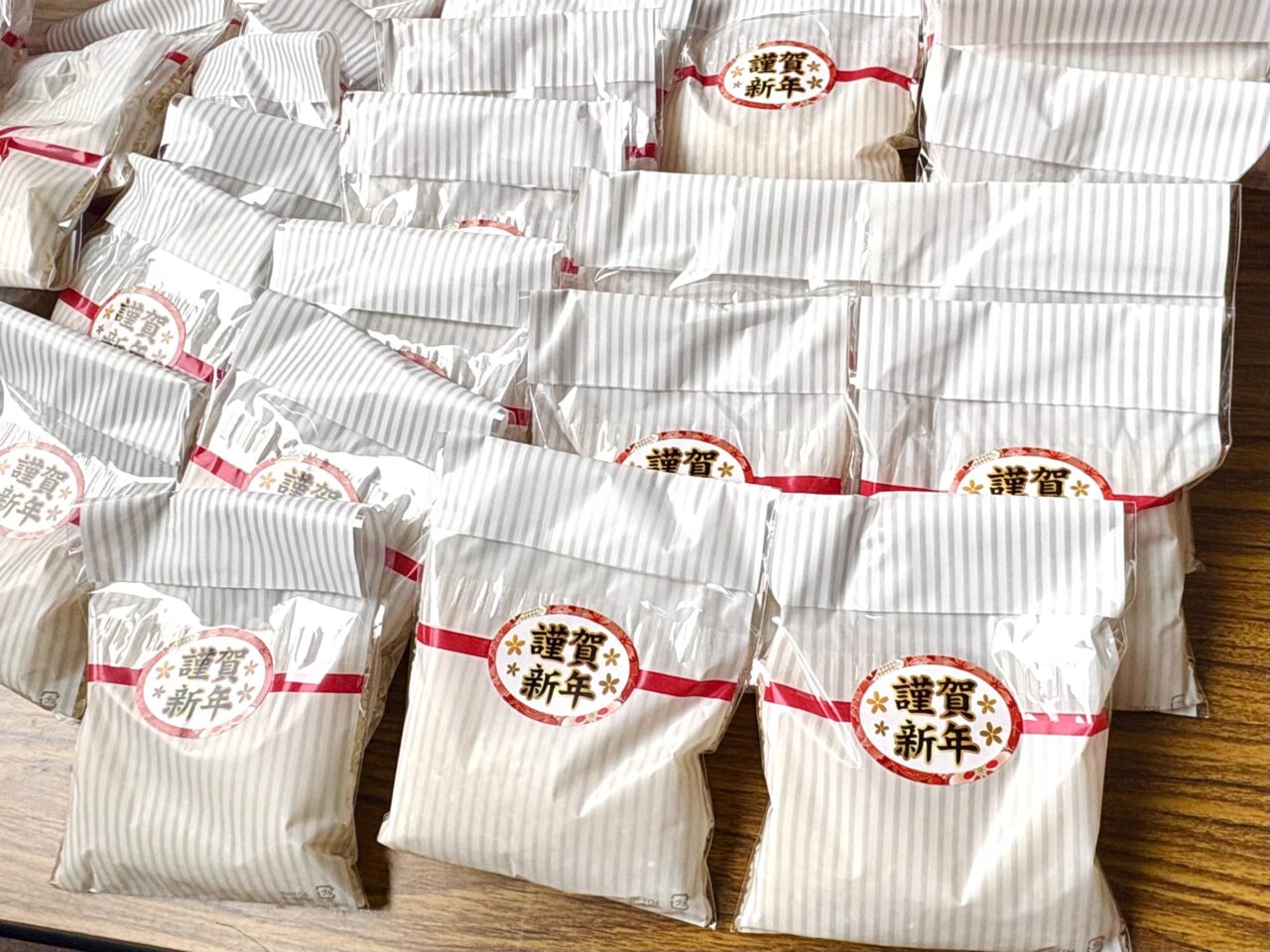 2026年の漢字は「球」、通天閣で新年の書き初め式と福米配りが行われました