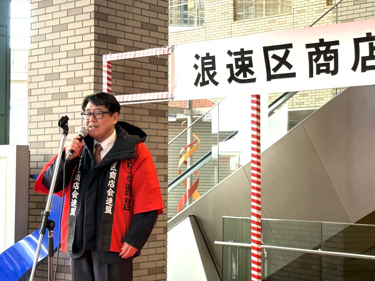 セレッソ大阪ヤンマーレディスの応援団、福娘さん、メイドさんらが登場してにぎやか！ 浪速区商店街連盟が、十日戎に華やぎを添える「宝恵かご道中セレモニー」を開催しました