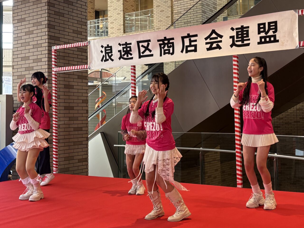 セレッソ大阪ヤンマーレディスの応援団、福娘さん、メイドさんらが登場してにぎやか！ 浪速区商店街連盟が、十日戎に華やぎを添える「宝恵かご道中セレモニー」を開催しました