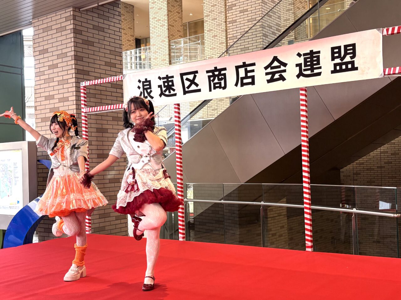 セレッソ大阪ヤンマーレディスの応援団、福娘さん、メイドさんらが登場してにぎやか！ 浪速区商店街連盟が、十日戎に華やぎを添える「宝恵かご道中セレモニー」を開催しました