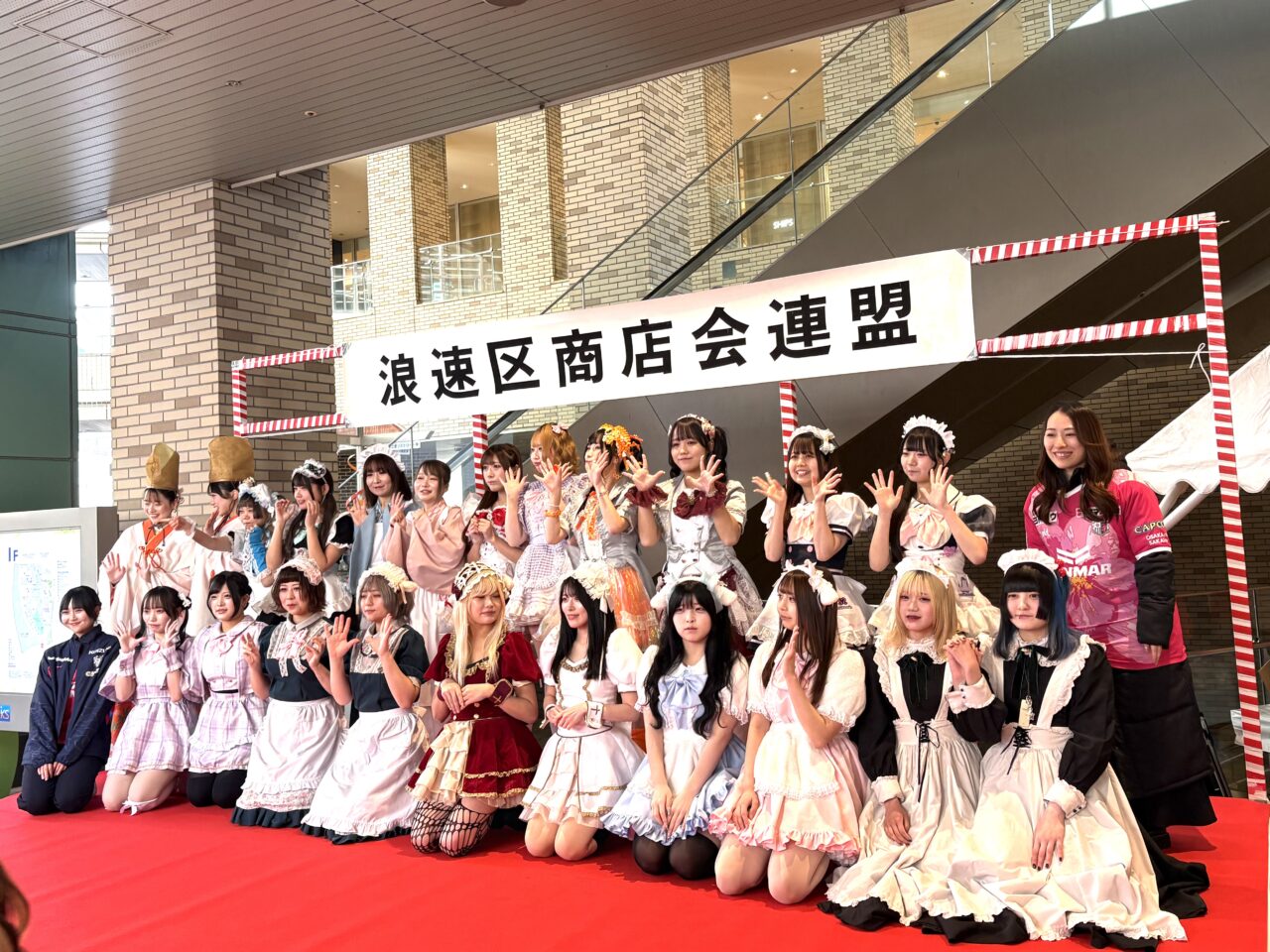 セレッソ大阪ヤンマーレディスの応援団、福娘さん、メイドさんらが登場してにぎやか！ 浪速区商店街連盟が、十日戎に華やぎを添える「宝恵かご道中セレモニー」を開催しました