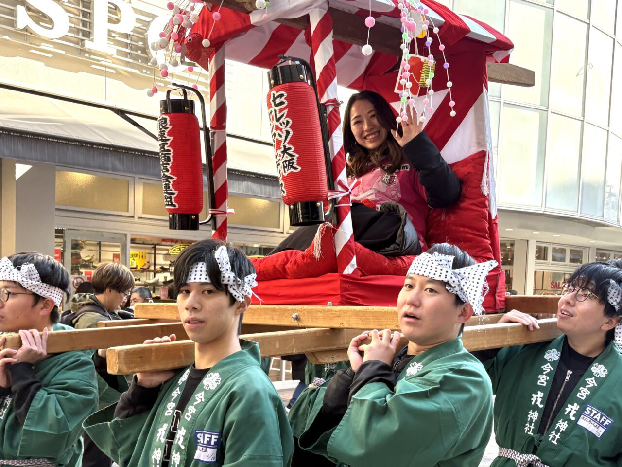 セレッソ大阪ヤンマーレディスの応援団、福娘さん、メイドさんらが登場してにぎやか！ 浪速区商店街連盟が、十日戎に華やぎを添える「宝恵かご道中セレモニー」を開催しました
