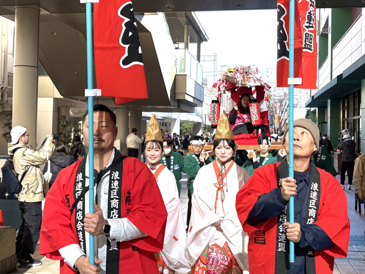 セレッソ大阪ヤンマーレディスの応援団、福娘さん、メイドさんらが登場してにぎやか！ 浪速区商店街連盟が、十日戎に華やぎを添える「宝恵かご道中セレモニー」を開催しました