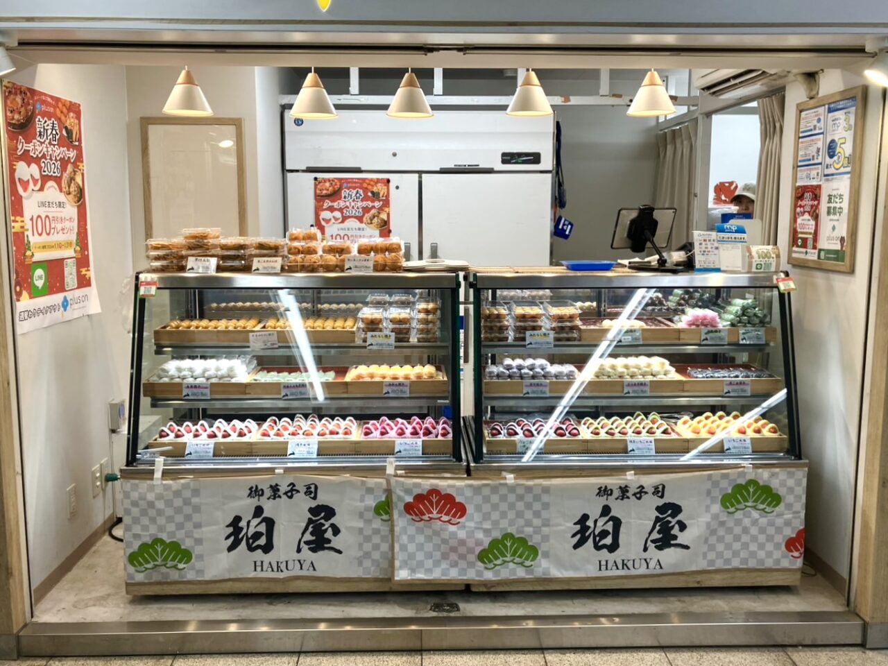 南海天下茶屋駅の改札横に、2/1まで大きなお団子が人気の福岡発「珀屋」が出店しています