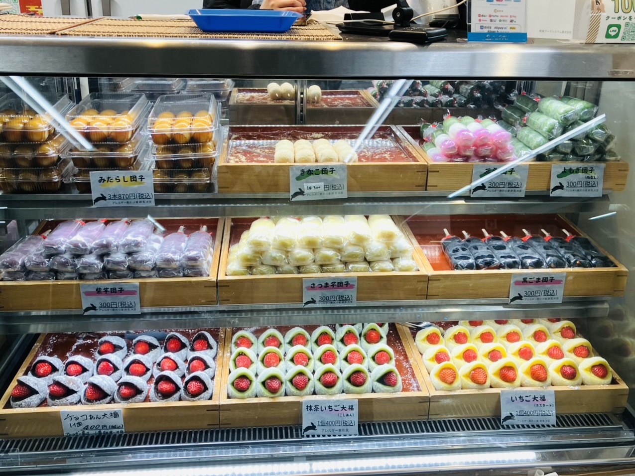 南海天下茶屋駅の改札横に、2/1まで大きなお団子が人気の福岡発「珀屋」が出店しています