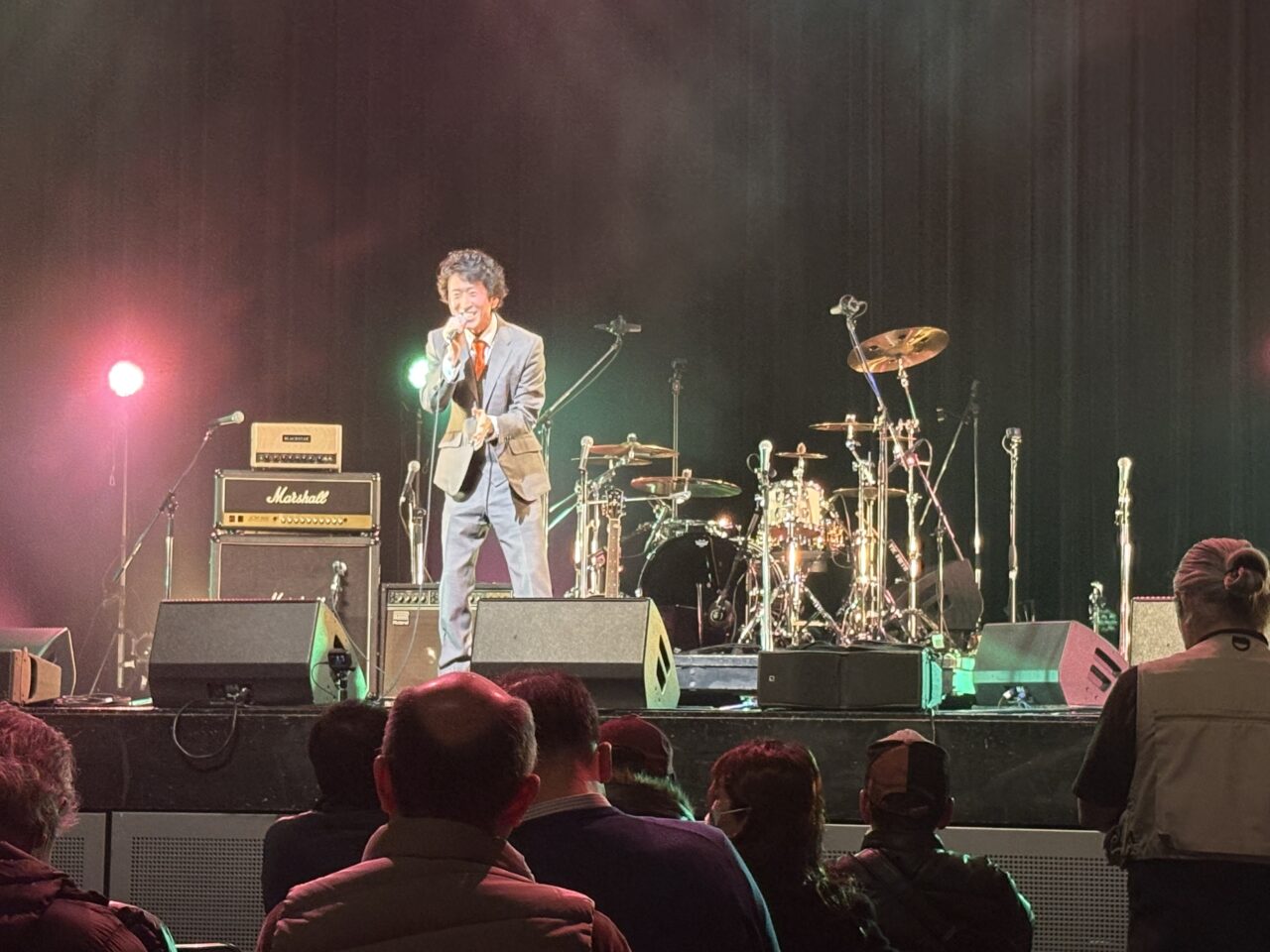 関西軽音楽倶楽部オーケストラ、15-Berryら実力派アーティストら出演! 香西かおりさん、Rioさんが特別ゲストの豪華な大型音楽フェス、2/13になんばHatchで「FM/TV FES NANIWA NO HI 2026」が開催されました