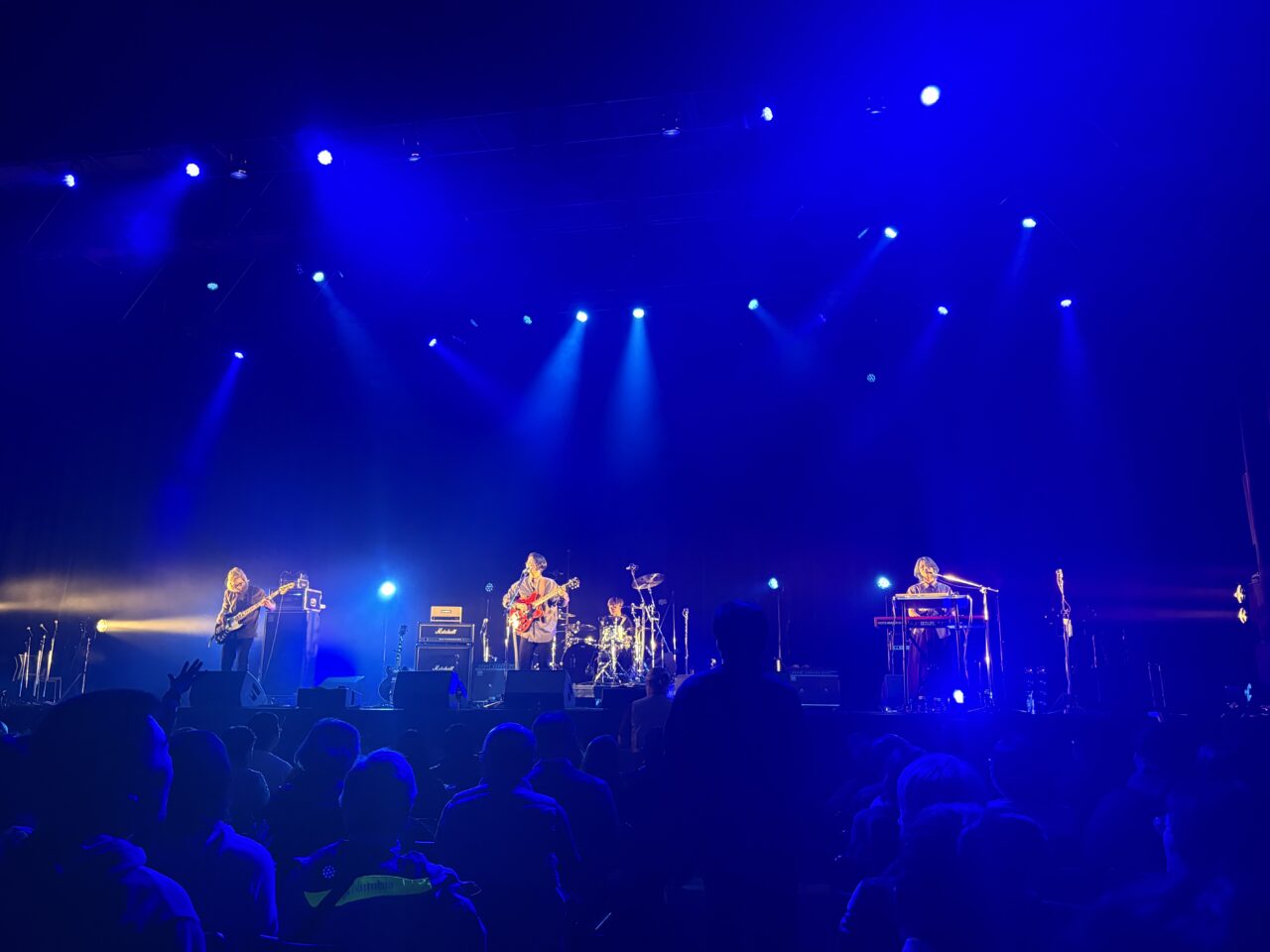 関西軽音楽倶楽部オーケストラ、15-Berryら実力派アーティストら出演! 香西かおりさん、Rioさんが特別ゲストの豪華な大型音楽フェス、2/13になんばHatchで「FM/TV FES NANIWA NO HI 2026」が開催されました