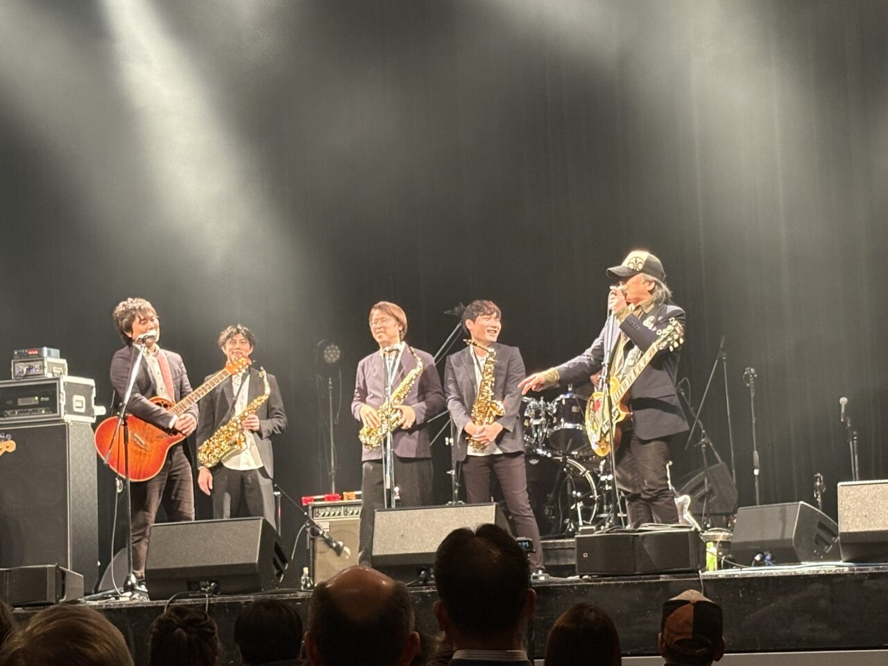 関西軽音楽倶楽部オーケストラ、15-Berryら実力派アーティストら出演! 香西かおりさん、Rioさんが特別ゲストの豪華な大型音楽フェス、2/13になんばHatchで「FM/TV FES NANIWA NO HI 2026」が開催されました