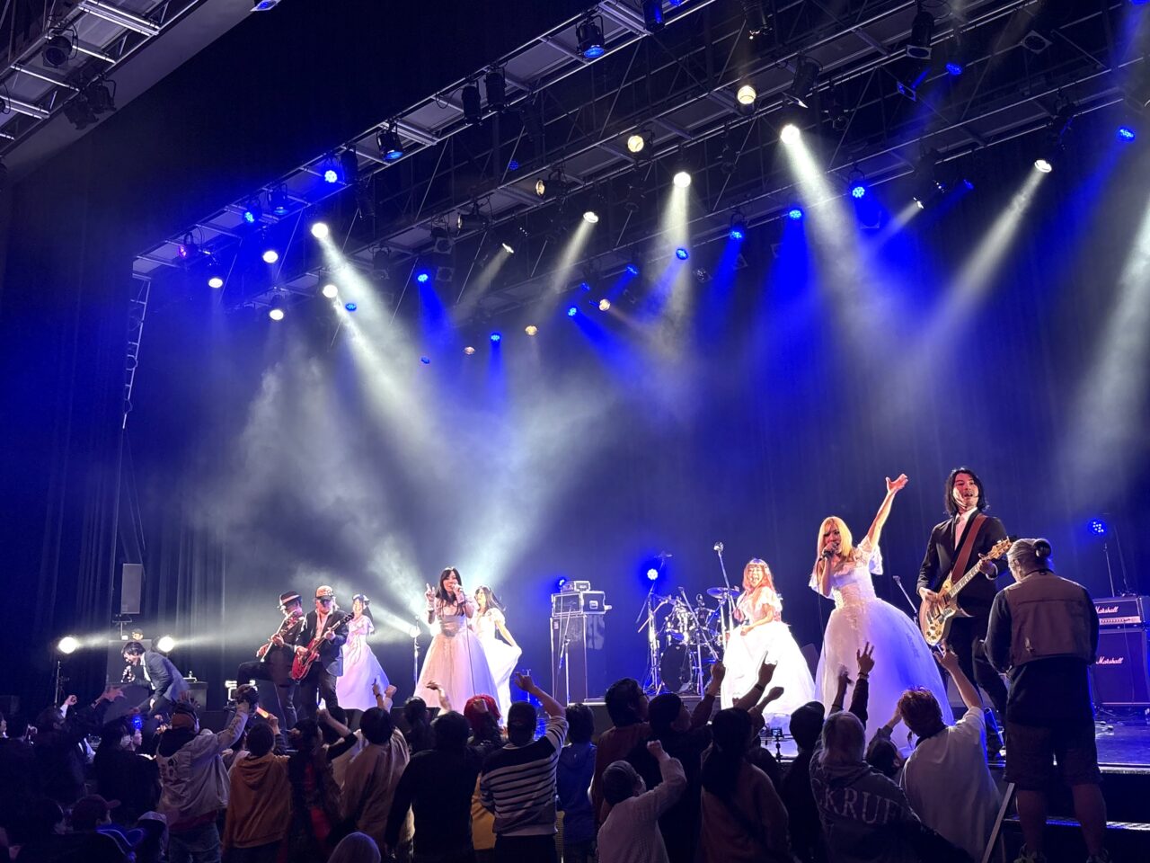 関西軽音楽倶楽部オーケストラ、15-Berryら実力派アーティストら出演! 香西かおりさん、Rioさんが特別ゲストの豪華な大型音楽フェス、2/13になんばHatchで「FM/TV FES NANIWA NO HI 2026」が開催されました