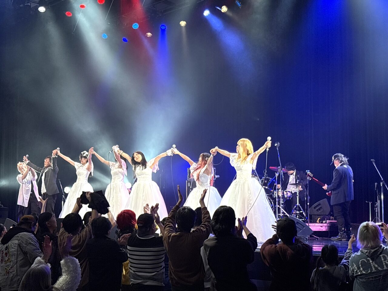 関西軽音楽倶楽部オーケストラ、15-Berryら実力派アーティストら出演! 香西かおりさん、Rioさんが特別ゲストの豪華な大型音楽フェス、2/13になんばHatchで「FM/TV FES NANIWA NO HI 2026」が開催されました