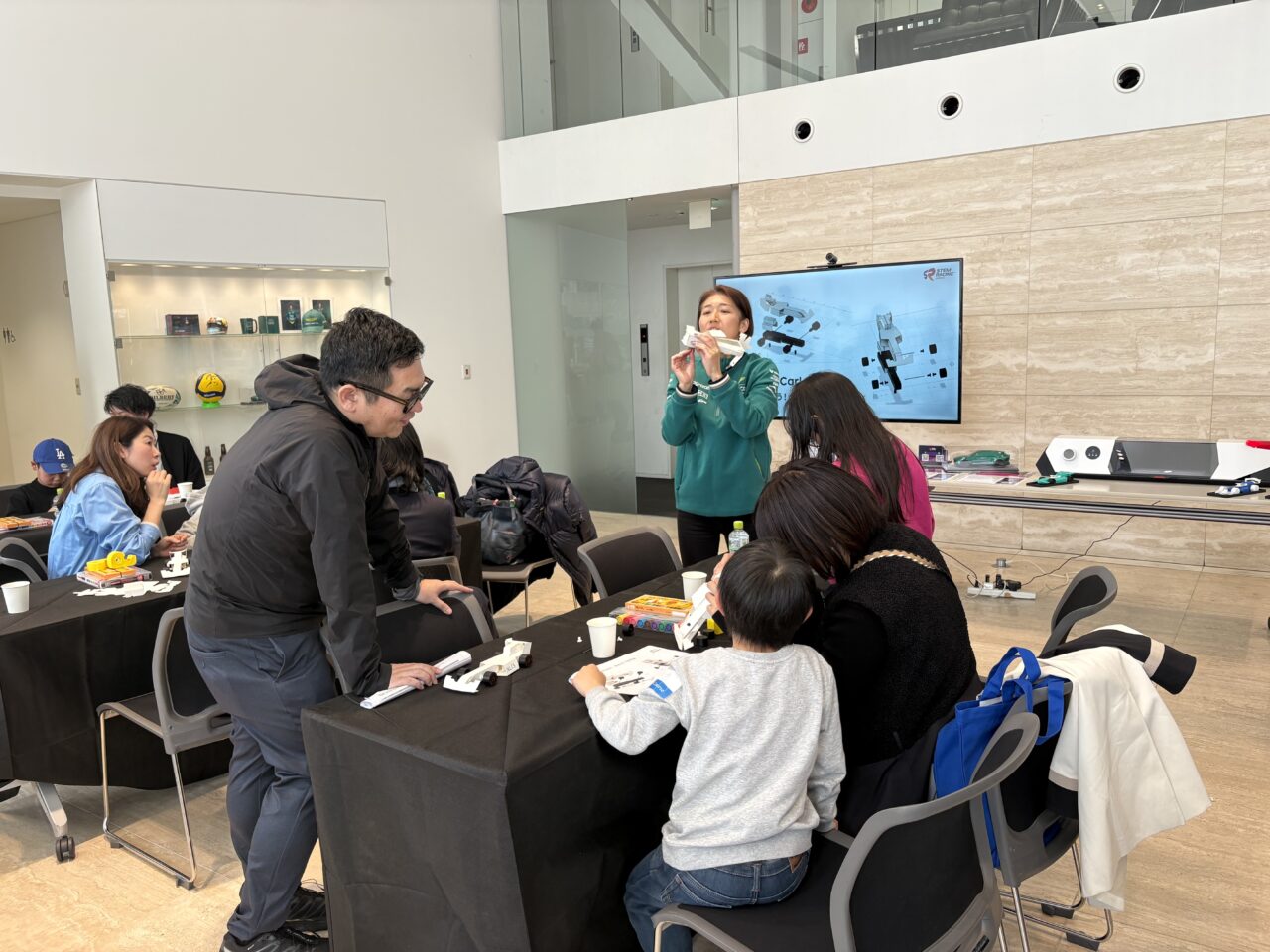 F1を題材にしたSTEM教育イベントを関西で初開催！ アストンマーティン大阪のショールームに20mレーン、小学生がペーパーレーシングカーづくりに挑戦しました！