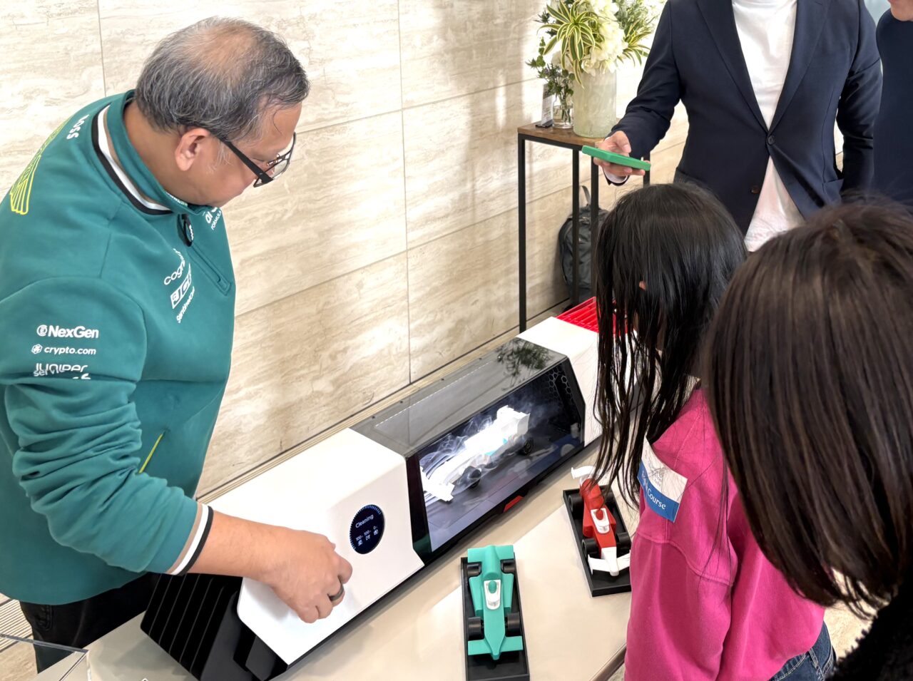 F1を題材にしたSTEM教育イベントを関西で初開催！ アストンマーティン大阪のショールームに20mレーン、小学生がペーパーレーシングカーづくりに挑戦しました！