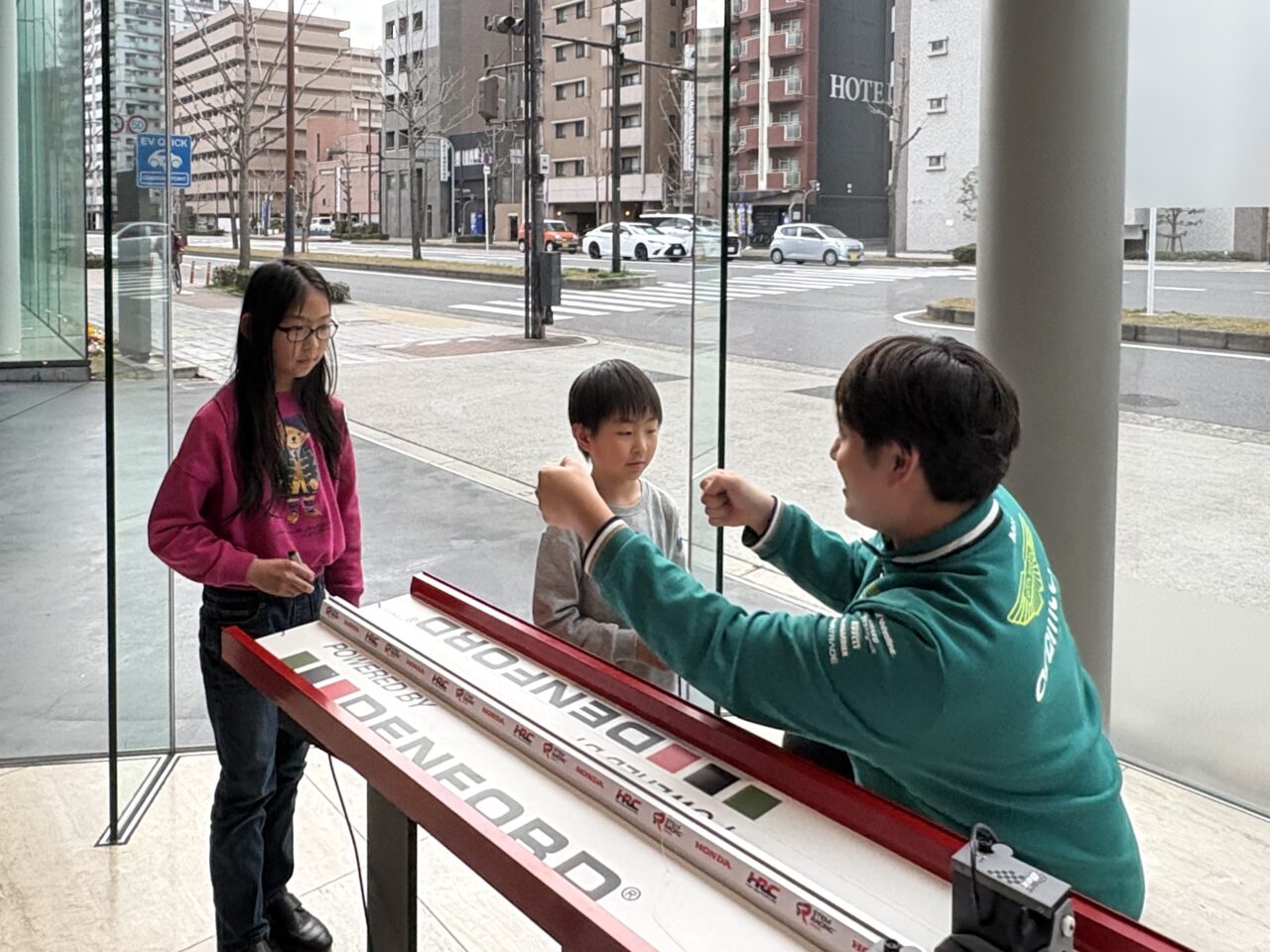 F1を題材にしたSTEM教育イベントを関西で初開催！ アストンマーティン大阪のショールームに20mレーン、小学生がペーパーレーシングカーづくりに挑戦しました！