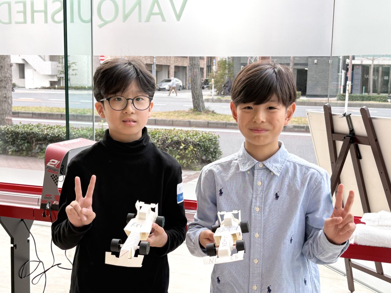 F1を題材にしたSTEM教育イベントを関西で初開催！ アストンマーティン大阪のショールームに20mレーン、小学生がペーパーレーシングカーづくりに挑戦しました！