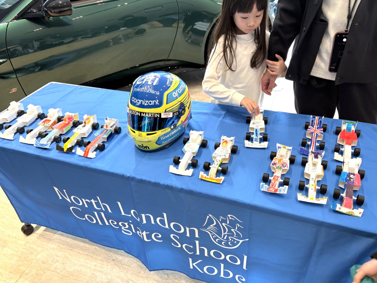 F1を題材にしたSTEM教育イベントを関西で初開催！ アストンマーティン大阪のショールームに20mレーン、小学生がペーパーレーシングカーづくりに挑戦しました！