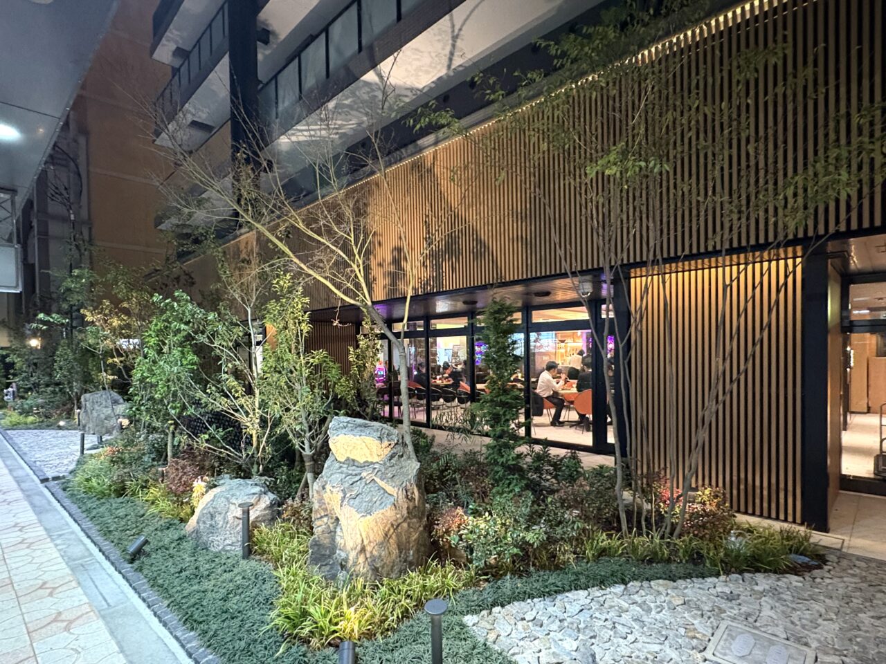 恵美須町駅から徒歩2分の堺筋沿いの立地、大阪の名門リーガロイヤルホテルの新業態「アンカード・バイ・リーガ 大阪なんば」が4/3に開業します