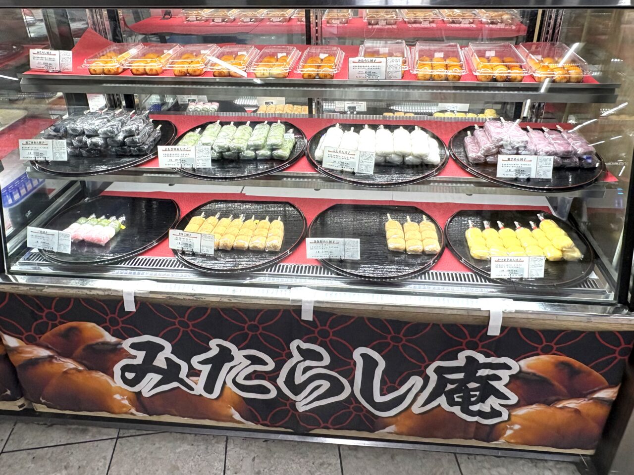 南海新今宮駅の構内で、4/6まで福岡県糸島市発祥の和菓子店がみたらし団子などの和菓子を販売しています