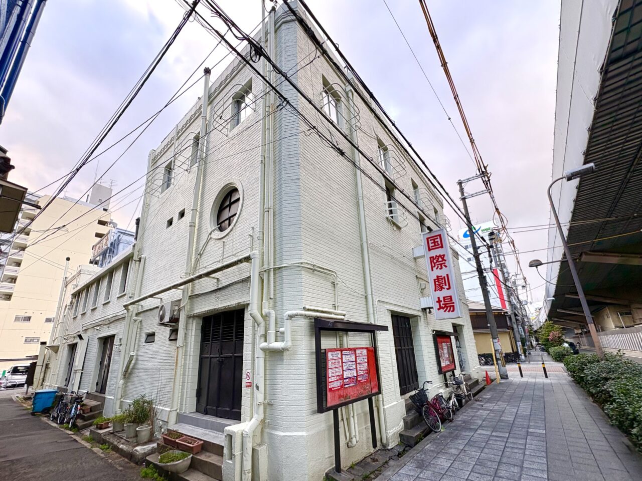 90年以上の歴史に幕、新世界にある昭和5年築の映画館『新世界国際劇場』が3/31で閉館へ