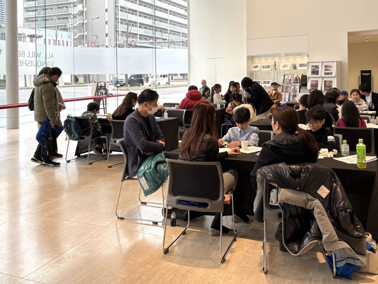 F1を題材にしたSTEM教育イベントを関西で初開催！ アストンマーティン大阪のショールームに20mレーン、小学生がペーパーレーシングカーづくりに挑戦しました！