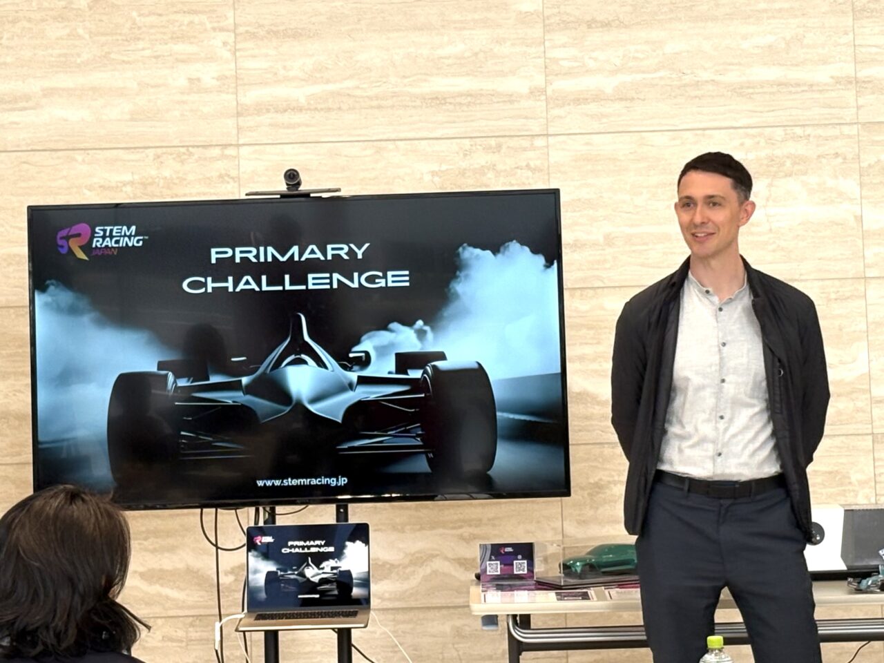 F1を題材にしたSTEM教育イベントを関西で初開催！ アストンマーティン大阪のショールームに20mレーン、小学生がペーパーレーシングカーづくりに挑戦しました！