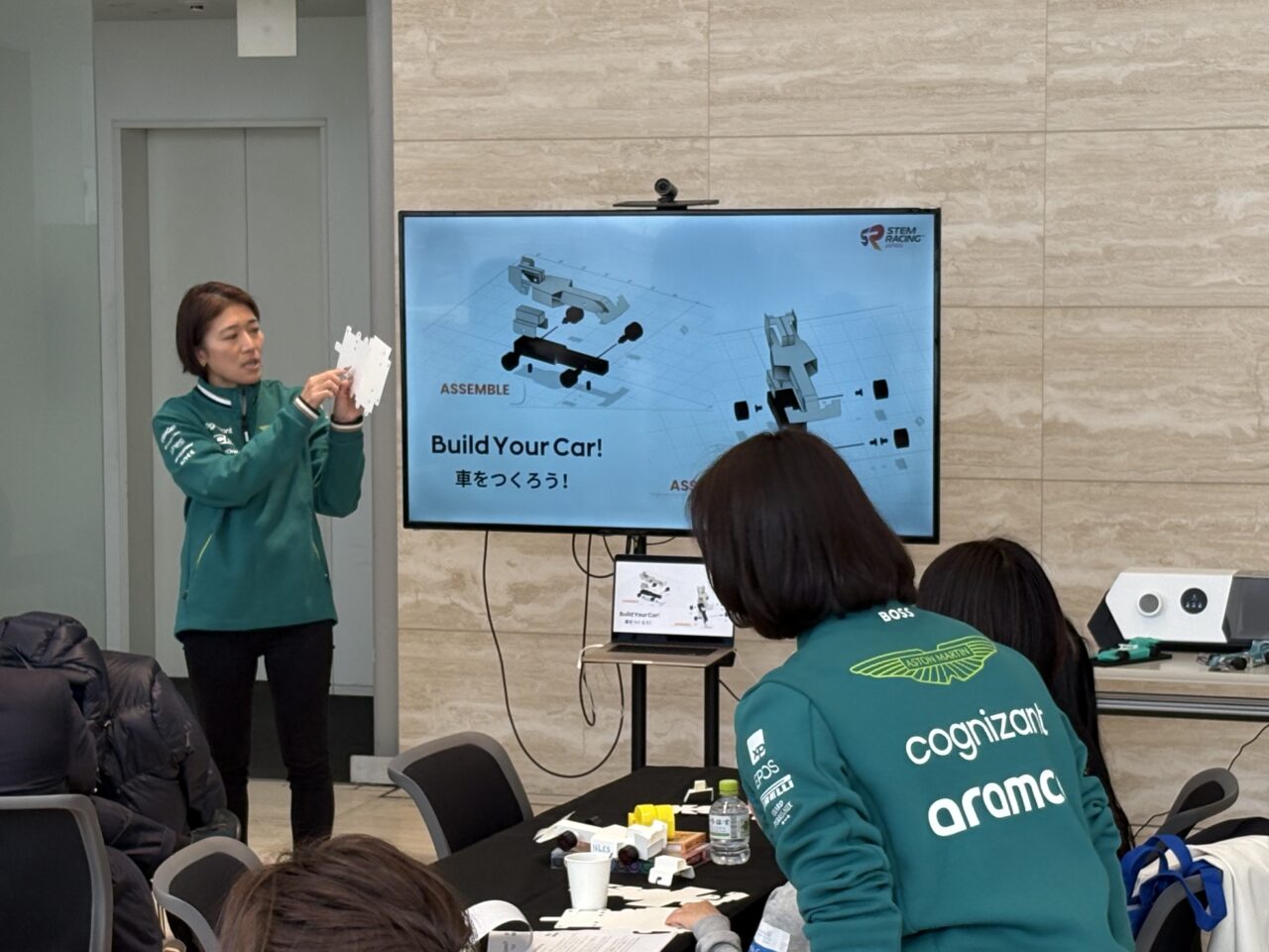 F1を題材にしたSTEM教育イベントを関西で初開催！ アストンマーティン大阪のショールームに20mレーン、小学生がペーパーレーシングカーづくりに挑戦しました！