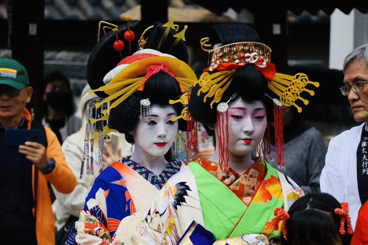 「関西軽音楽俱楽部オーケストラ」ボーカルの八坂美空さんが、お隣の天王寺区の下寺町で行われた夕霧太夫行列で華やかな太夫姿を見せました