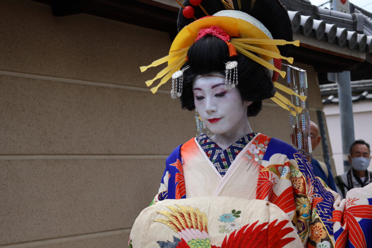 「関西軽音楽俱楽部オーケストラ」ボーカルの八坂美空さんが、お隣の天王寺区の下寺町で行われた夕霧太夫行列で華やかな太夫姿を見せました