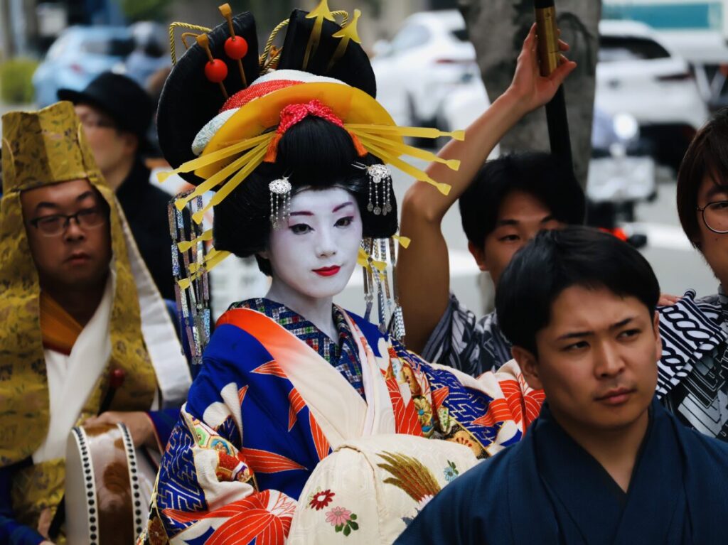 「関西軽音楽俱楽部オーケストラ」ボーカルの八坂美空さんが、お隣の天王寺区の下寺町で行われた夕霧太夫行列で華やかな太夫姿を見せました