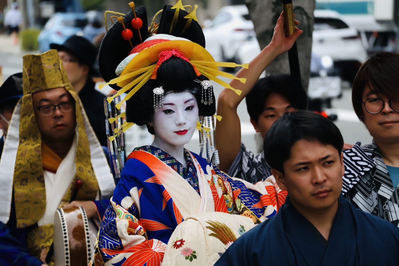 「関西軽音楽俱楽部オーケストラ」ボーカルの八坂美空さんが、お隣の天王寺区の下寺町で行われた夕霧太夫行列で華やかな太夫姿を見せました