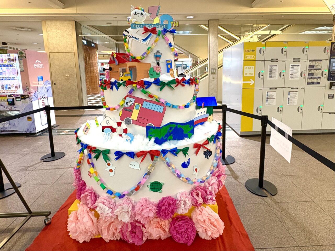 OCATの30周年を祝福！  手作りの巨大バースデーケーキがエントランスを彩っています