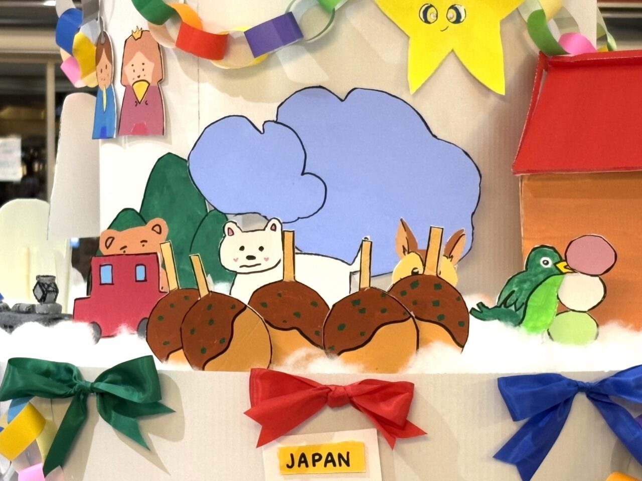 OCATの30周年を祝福！  手作りの巨大バースデーケーキがエントランスを彩っています
