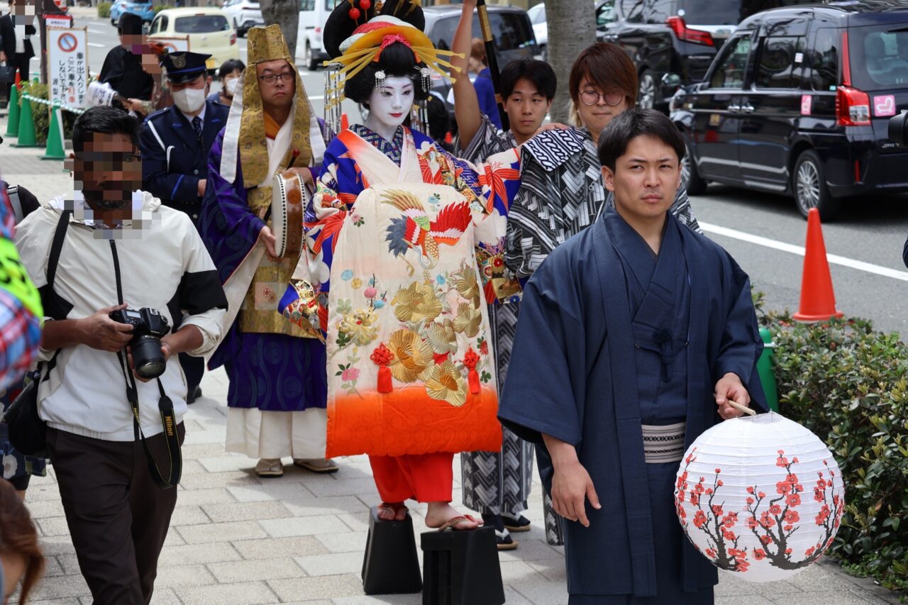 「関西軽音楽俱楽部オーケストラ」ボーカルの八坂美空さんが、お隣の天王寺区の下寺町で行われた夕霧太夫行列で華やかな太夫姿を見せました