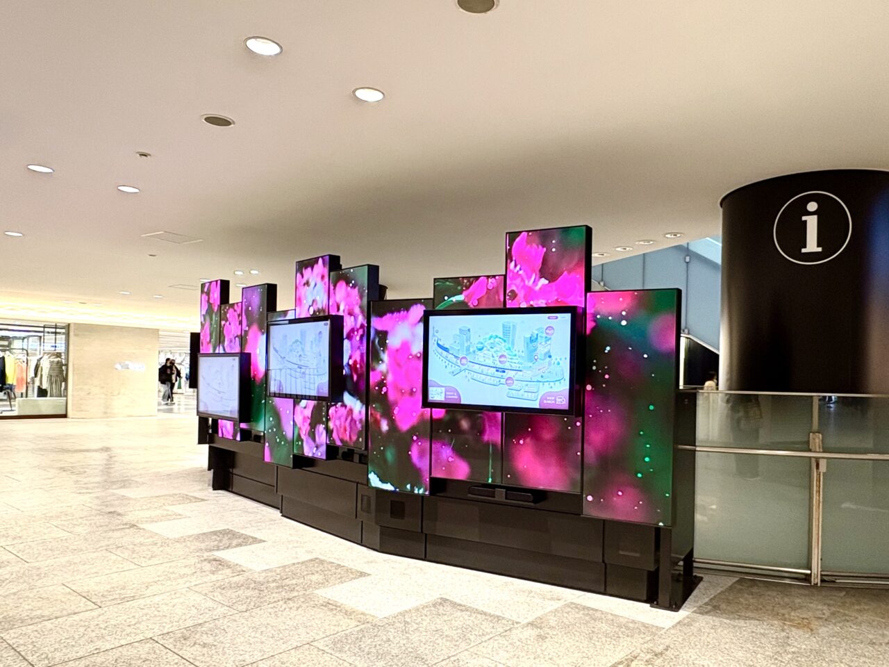 なんばの回遊性向上へ新たな情報拠点、4月から「Nankai Namba Navi」がなんばCITY本館1階エントランスの付近に設置されています