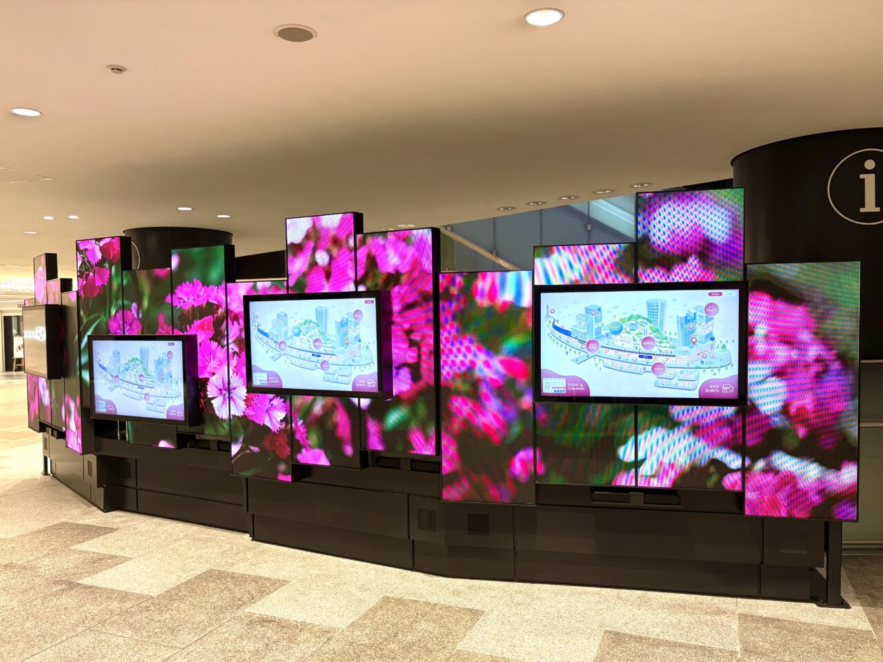 なんばの回遊性向上へ新たな情報拠点、4月から「Nankai Namba Navi」がなんばCITY本館1階エントランスの付近に設置されています