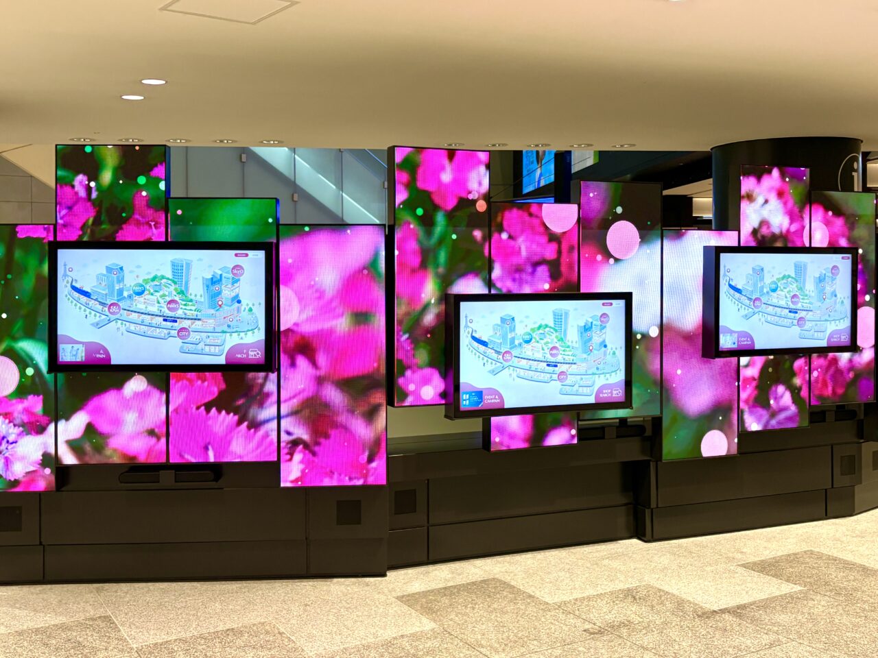 なんばの回遊性向上へ新たな情報拠点、4月から「Nankai Namba Navi」がなんばCITY本館1階エントランスの付近に設置されています